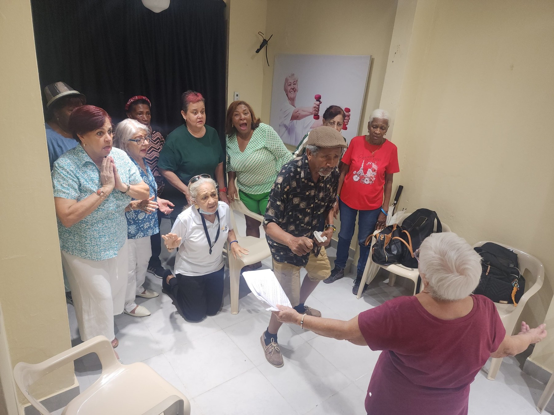 Grupo de personas adultas mayores en actividad cultural