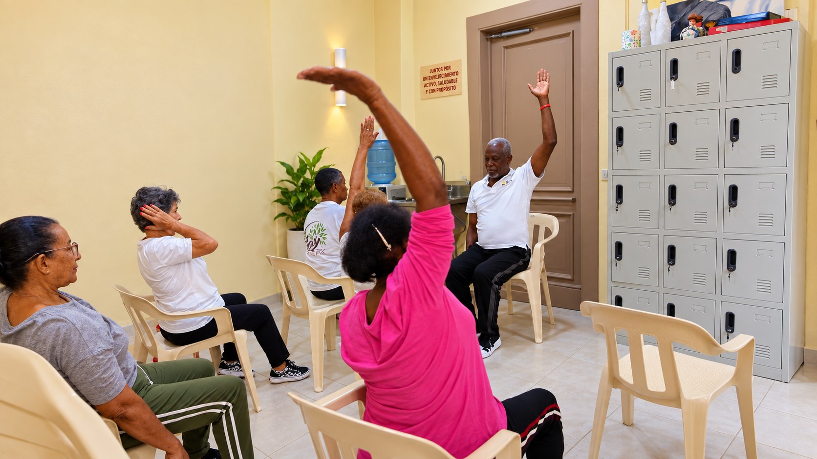 Personas adultas mayores realizando ejercicios en FUNDAMARD